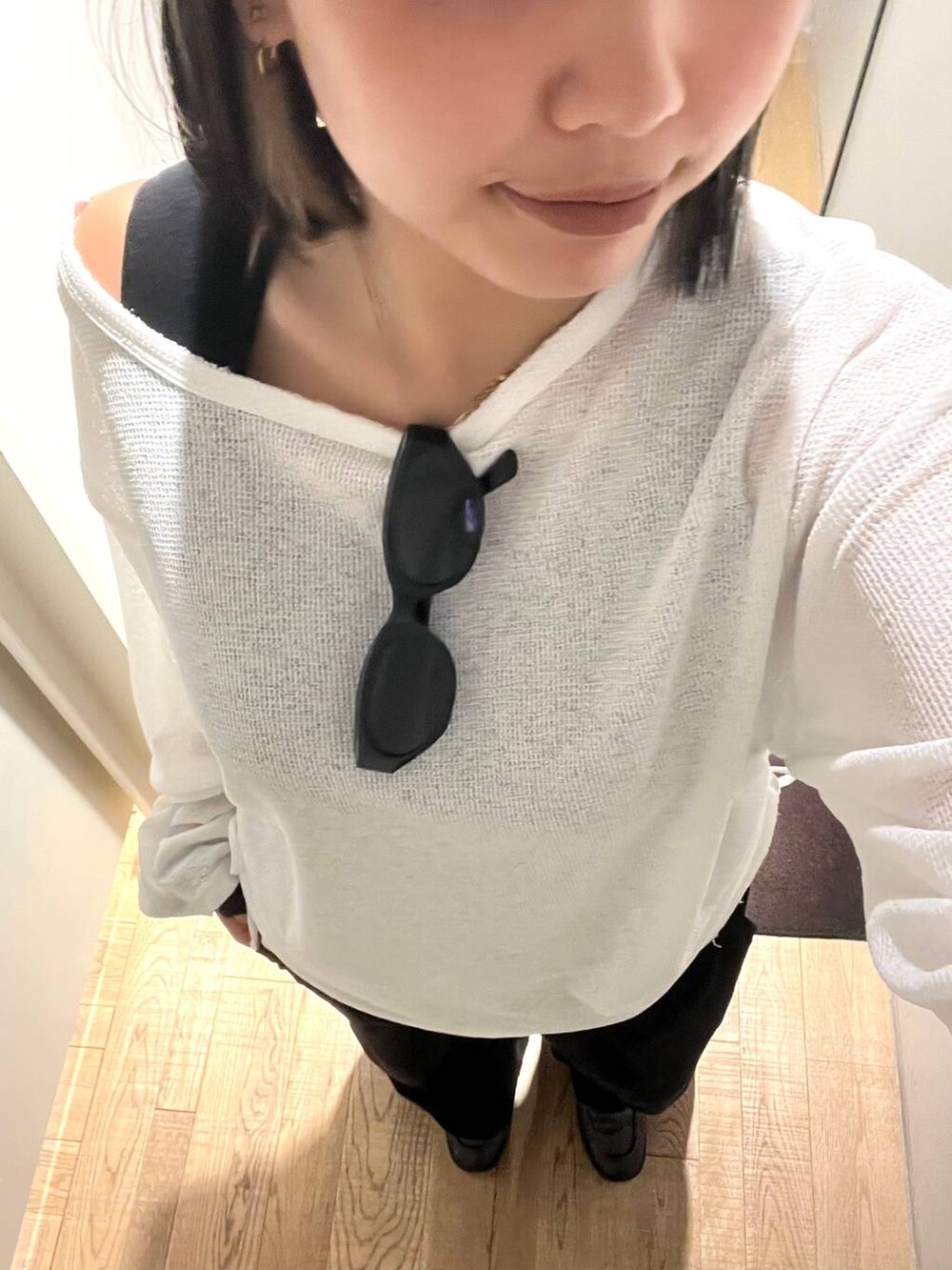 ブラック系のその他パンツ、ホワイト系のTシャツ/カットソー、ブラック系のタンクトップを着用したレディースの夏コーディネートの3枚目の写真