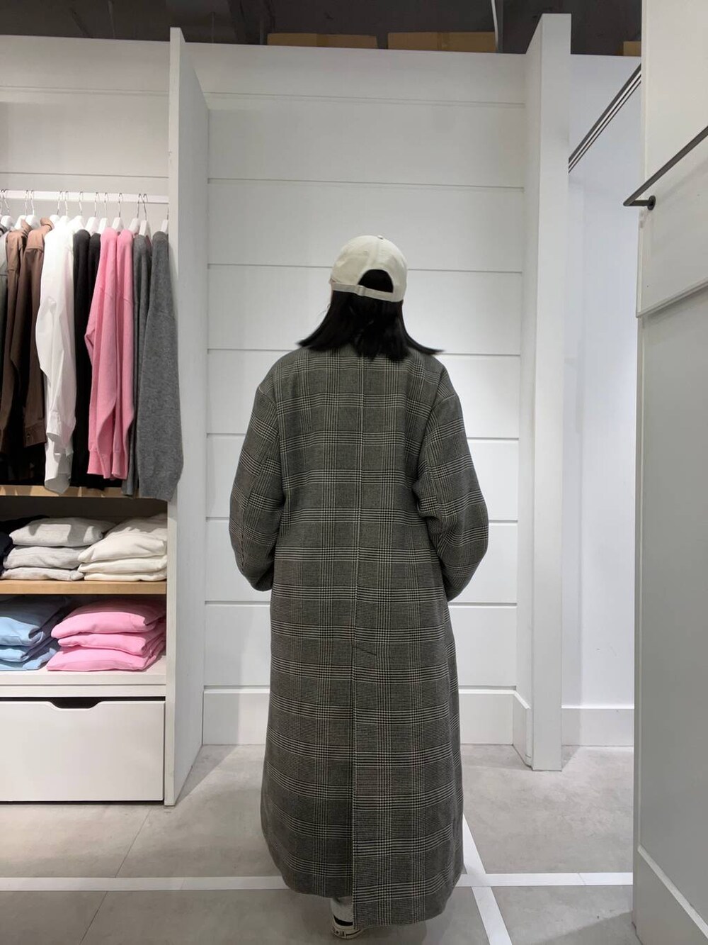 その他のチェスターコート、グレー系のスウェットパンツ、ブラック系のニット/セーターを着用したレディースの冬コーディネートの2枚目の写真