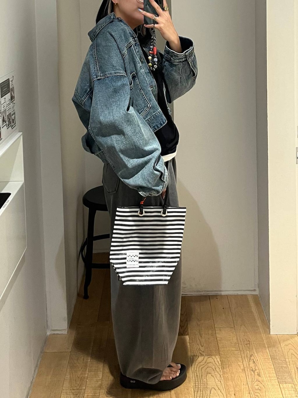 ブルー系のデニムジャケット、ブラック系のTシャツ/カットソー、グレー系のスウェットパンツを着用したレディースの夏コーディネートの2枚目の写真
