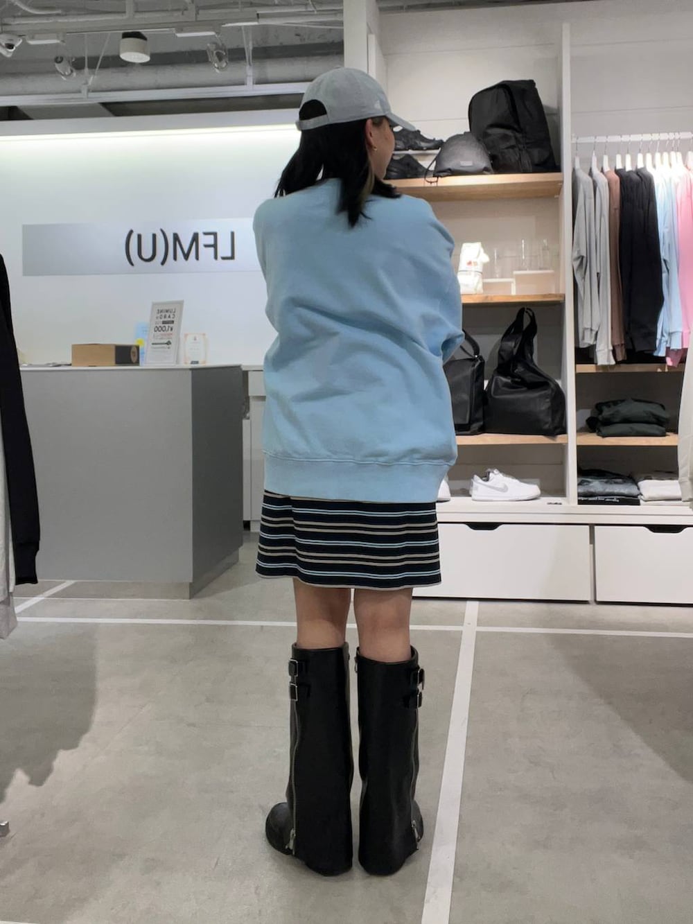 ブルー系のTシャツ/カットソー、ブルー系のスウェット、グレー系のキャップを着用したレディースの春コーディネートの2枚目の写真