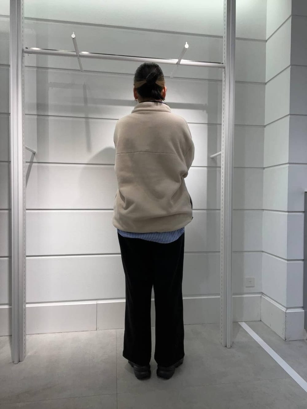 ブラック系のその他パンツ、ブルー系のシャツ/ブラウス、ホワイト系のスウェットを着用したレディースの冬コーディネートの3枚目の写真