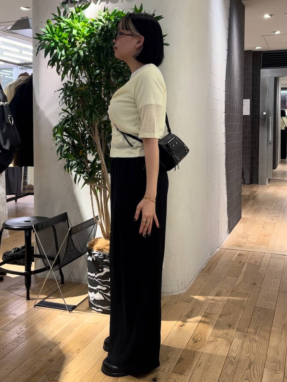 ブラック系のその他パンツ、イエロー系のカーディガン/ボレロ、ブラック系のローファーを着用したレディースの夏コーディネートの2枚目の写真
