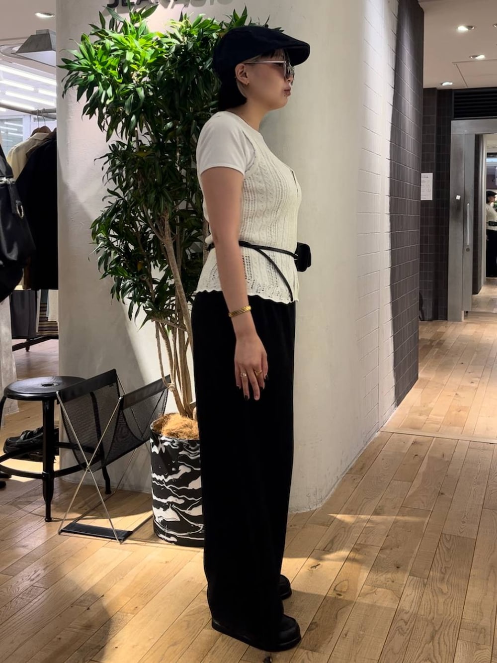 ブラック系のその他パンツ、ブラック系のローファー、ホワイト系のTシャツ/カットソーを着用したレディースの夏コーディネートの4枚目の写真