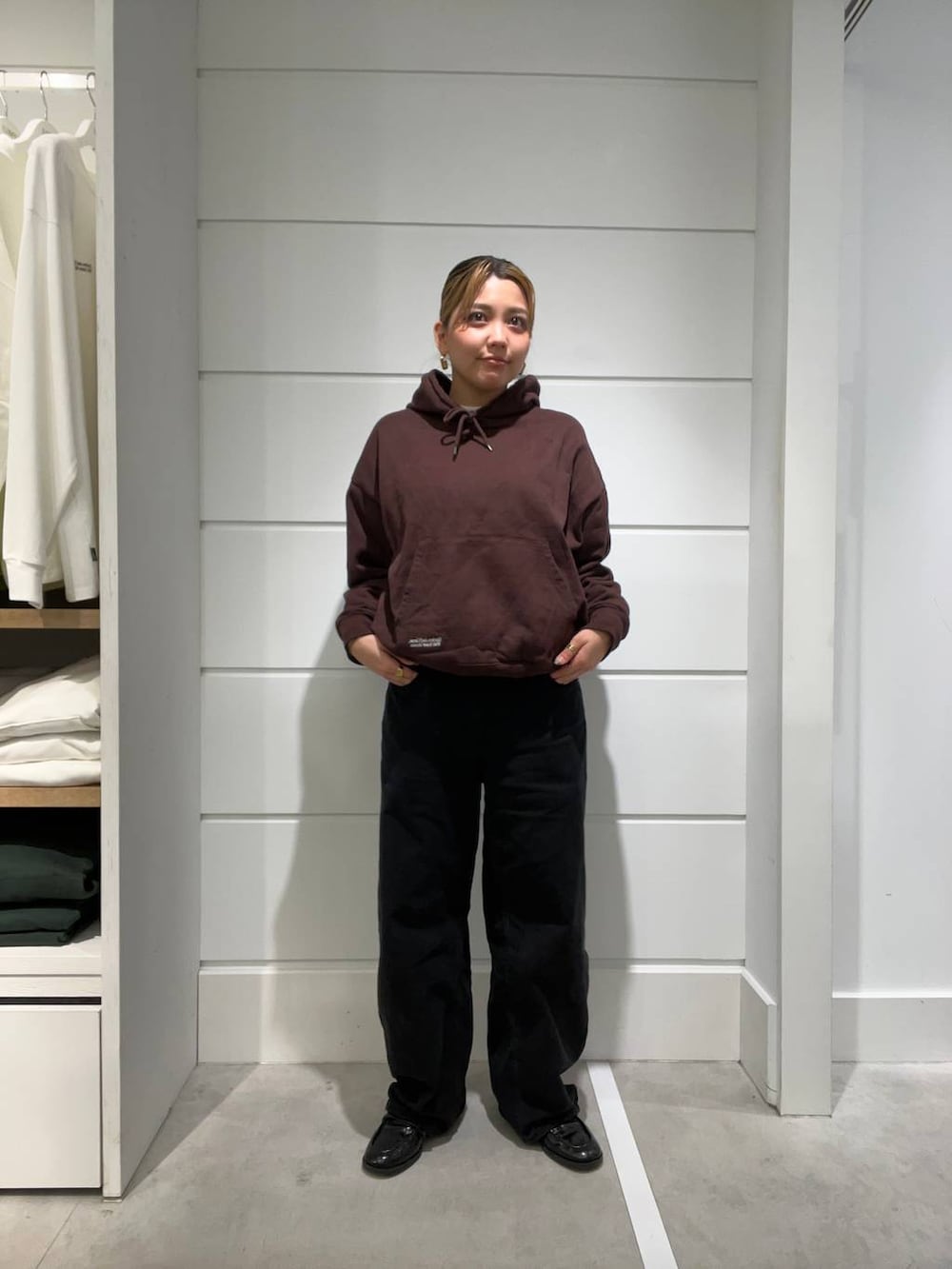 ブラウン系のスウェット、ブラック系のデニムパンツを着用したレディースの秋コーディネートの2枚目の写真