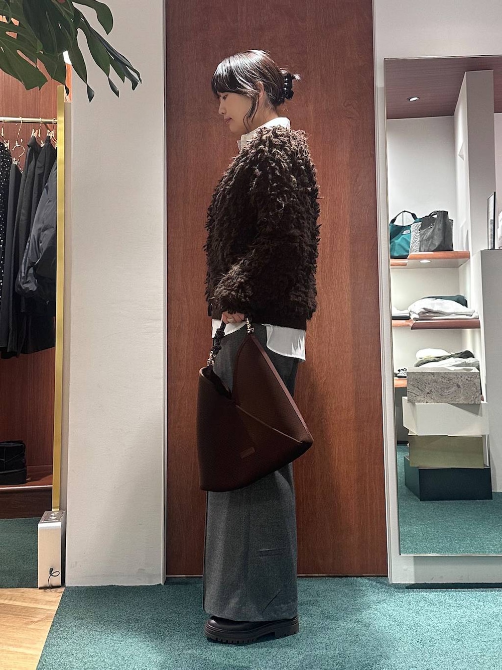 ブラウン系のブーツ、ブラウン系のカーディガン/ボレロ、グレー系のその他パンツを着用したレディースの冬コーディネートの3枚目の写真