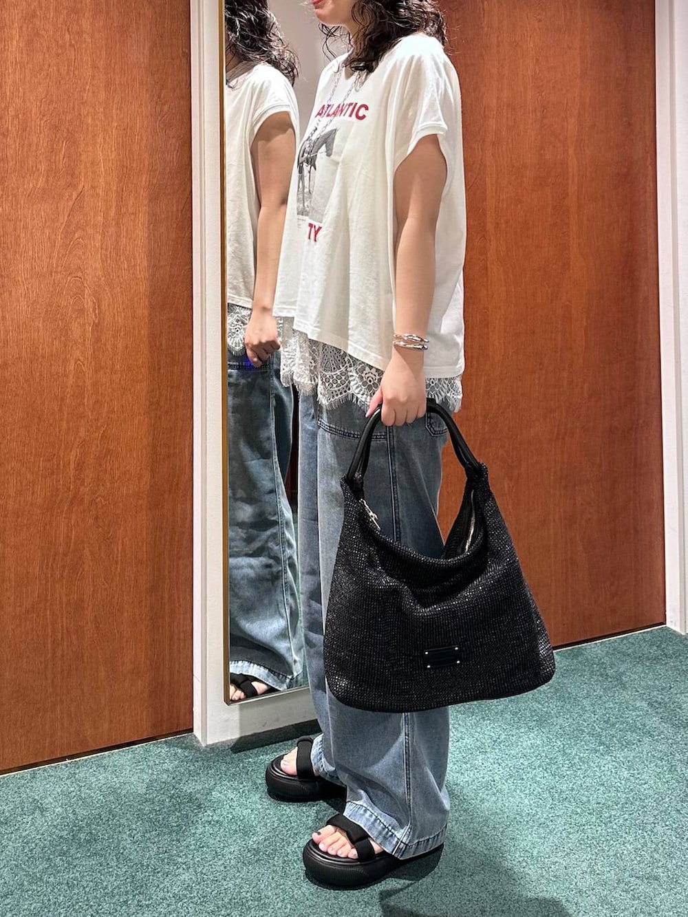 ホワイト系のTシャツ/カットソー、ブルー系のデニムパンツ、ホワイト系のキャミソールを着用したレディースの夏コーディネートの3枚目の写真