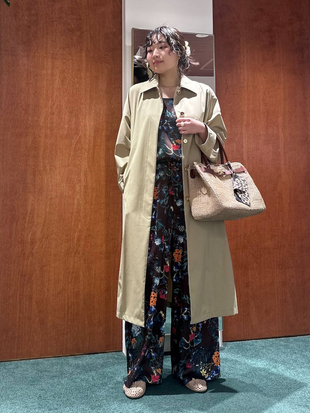 ブラウン系のタンクトップ、ブラウン系のその他パンツ、ベージュ系のスリッポンを着用したレディースの春コーディネートの2枚目の写真