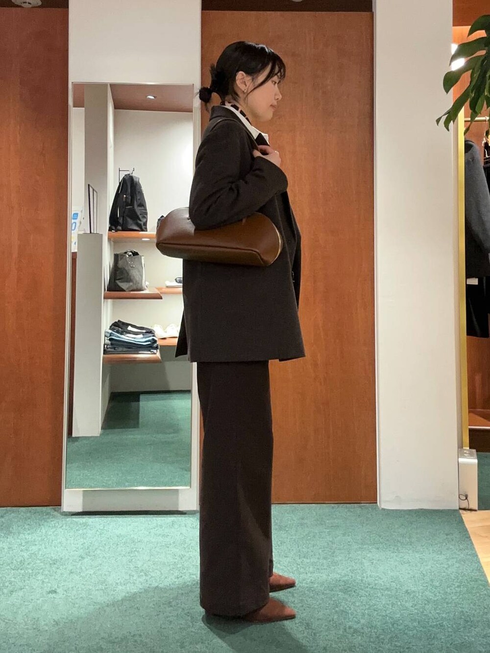 ブラウン系のトートバッグ、ブラウン系のパンプス、ホワイト系のシャツ/ブラウスを着用したレディースの秋コーディネートの3枚目の写真