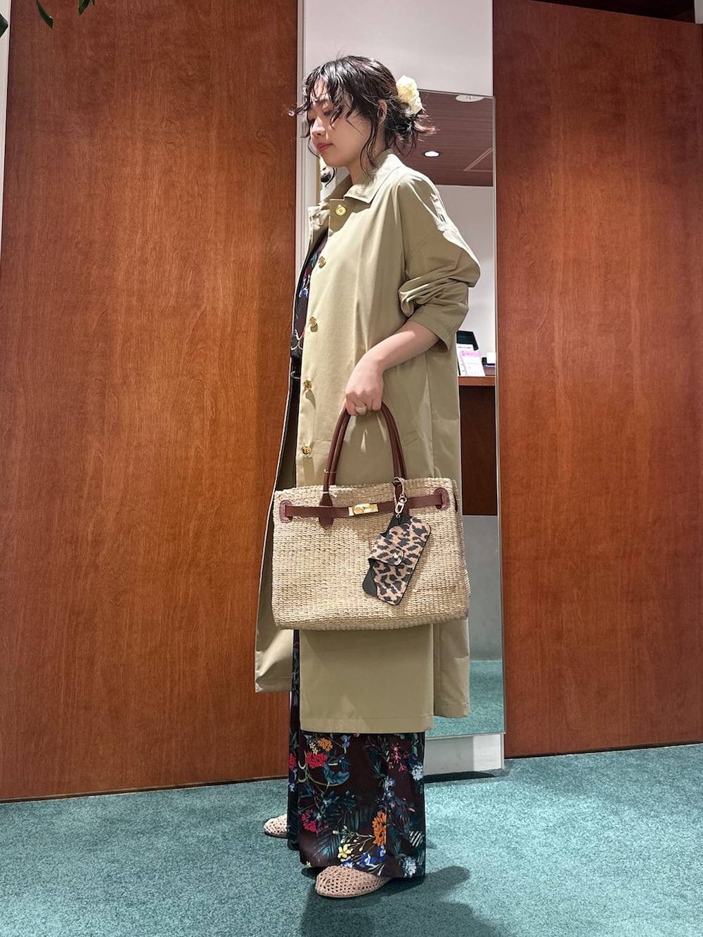 ブラウン系のタンクトップ、ブラウン系のその他パンツ、ベージュ系のスリッポンを着用したレディースの春コーディネートの3枚目の写真