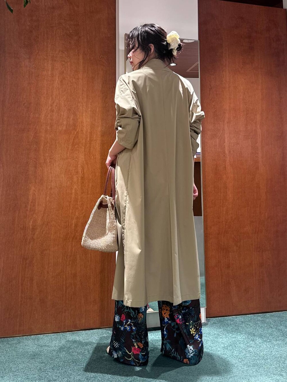 ブラウン系のタンクトップ、ブラウン系のその他パンツ、ベージュ系のスリッポンを着用したレディースの春コーディネートの4枚目の写真