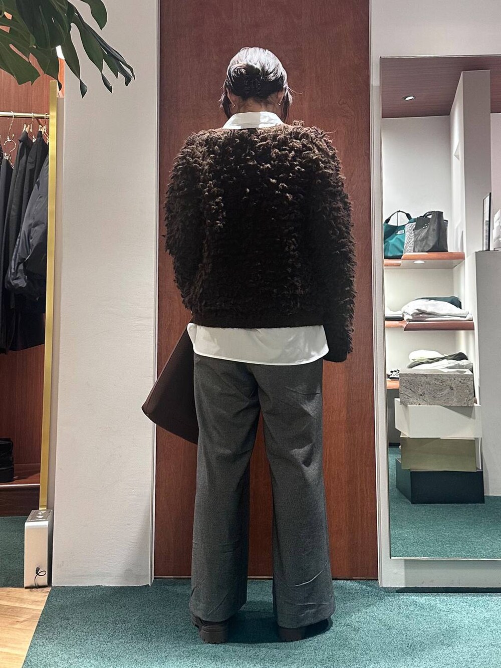 ブラウン系のブーツ、ブラウン系のカーディガン/ボレロ、グレー系のその他パンツを着用したレディースの冬コーディネートの4枚目の写真