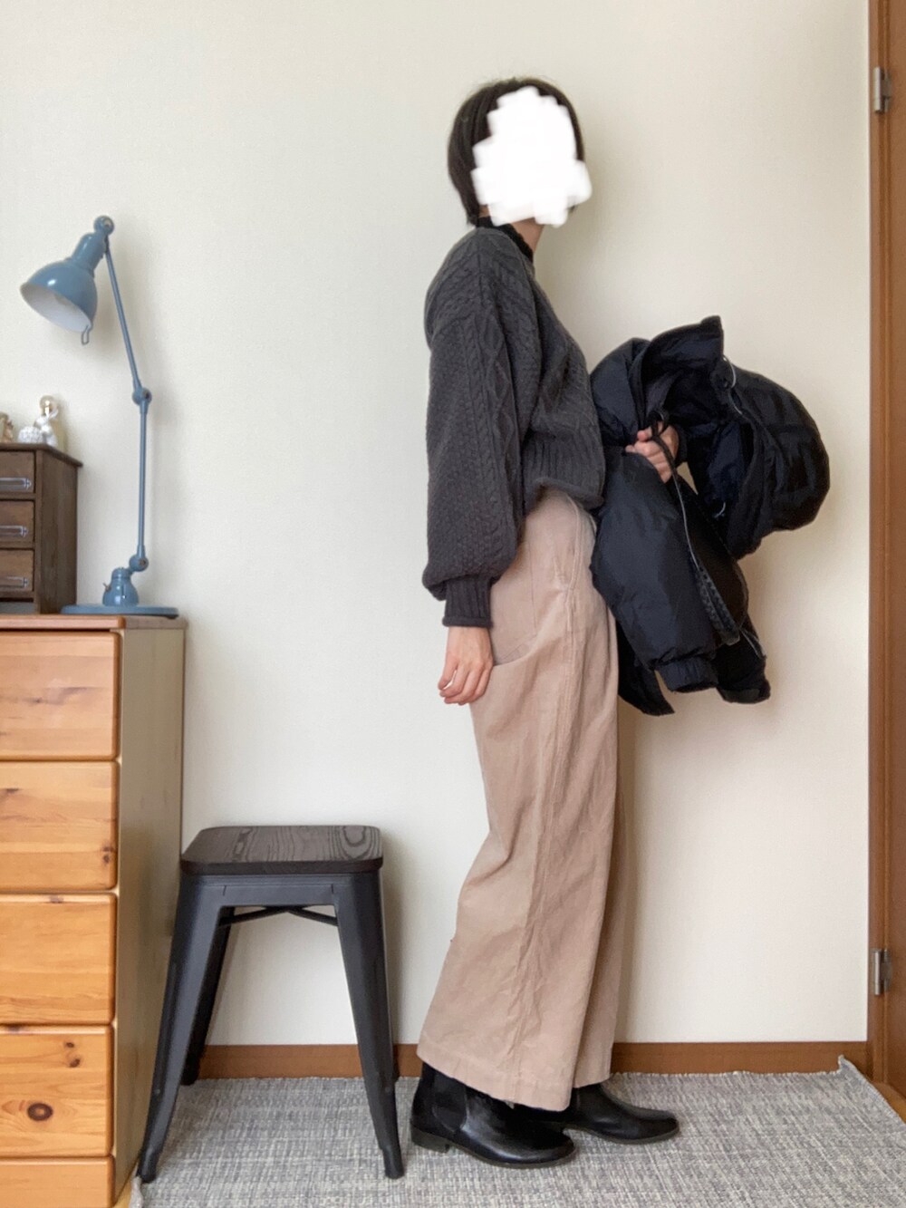 「コーデュロイパンツ」｜「HARUTAのサイドゴアブーツ　#6238（ブーツ、ブラック系）」を使った、Ninaさん（レディース・167cm）の冬コーディネートの2枚目の写真