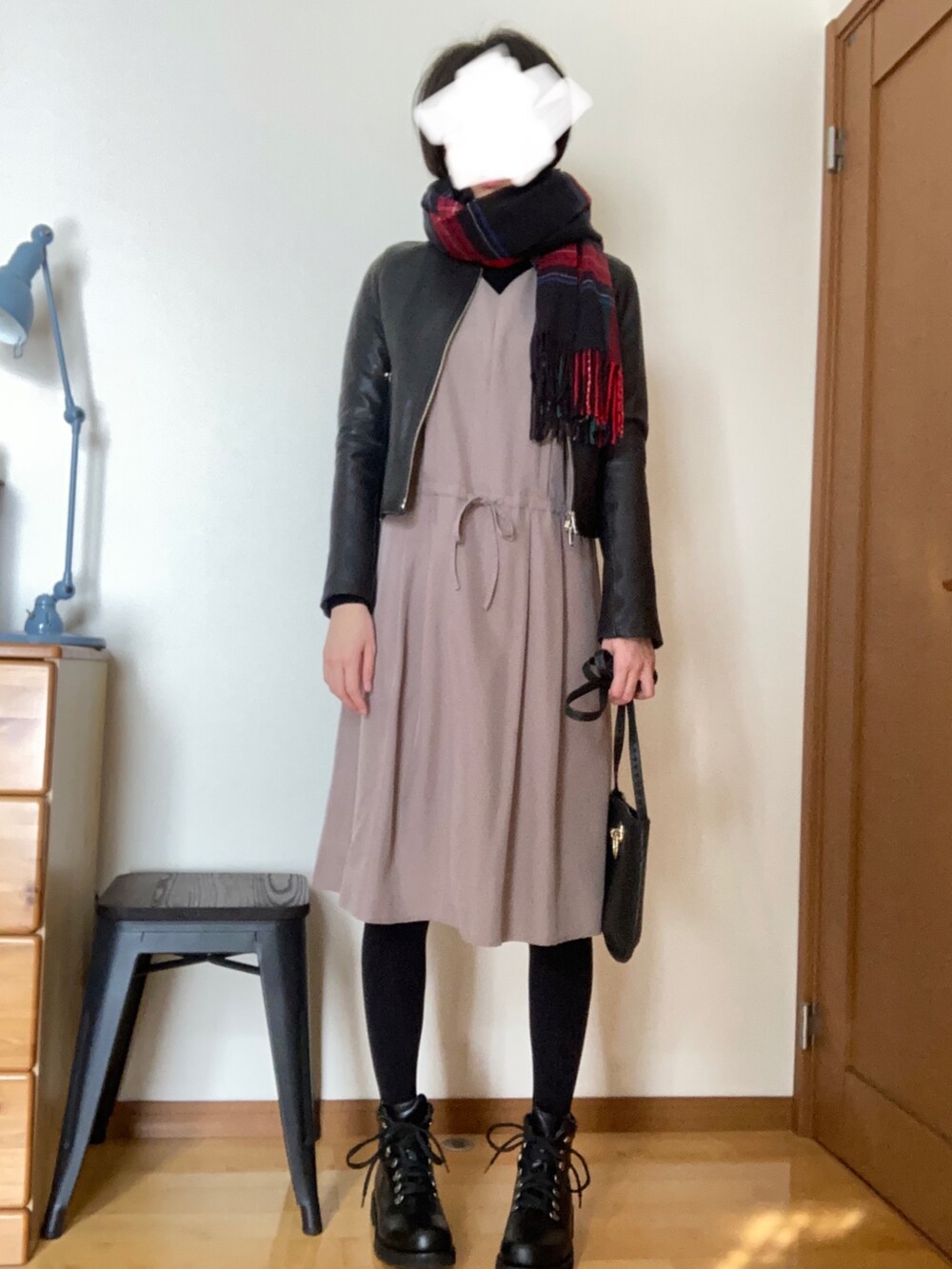 「レザージャケット、palanco」｜「UNITED TOKYOのシープレザーシングルライダース（ライダースジャケット、ブラック系）」を使った、Ninaさん（レディース・167cm）の冬コーディネートの2枚目の写真