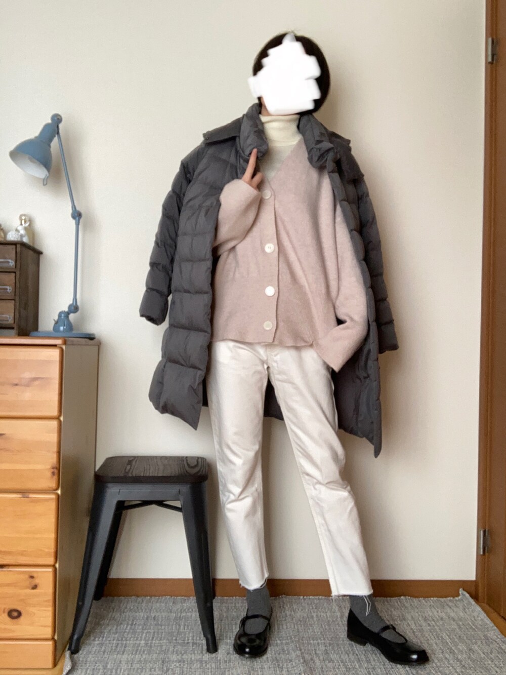 「UNITED TOKYOのカットオフスーピマセルビッチデニム（デニムパンツ、ホワイト系）」を使った、Ninaさん（レディース・167cm）の冬コーディネートの3枚目の写真