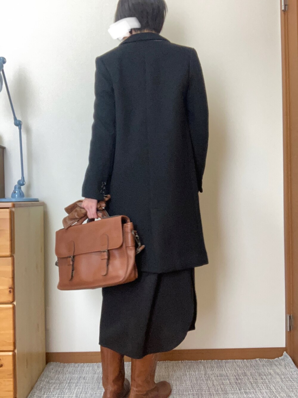 「ペコスブーツ、ワンピース」｜「STUDIOUSの【STUDIOUS】ヴィーナスツイル ロングシャツワンピース（シャツワンピース、ブラック系）」を使った、Ninaさん（レディース・167cm）の冬コーディネートの3枚目の写真