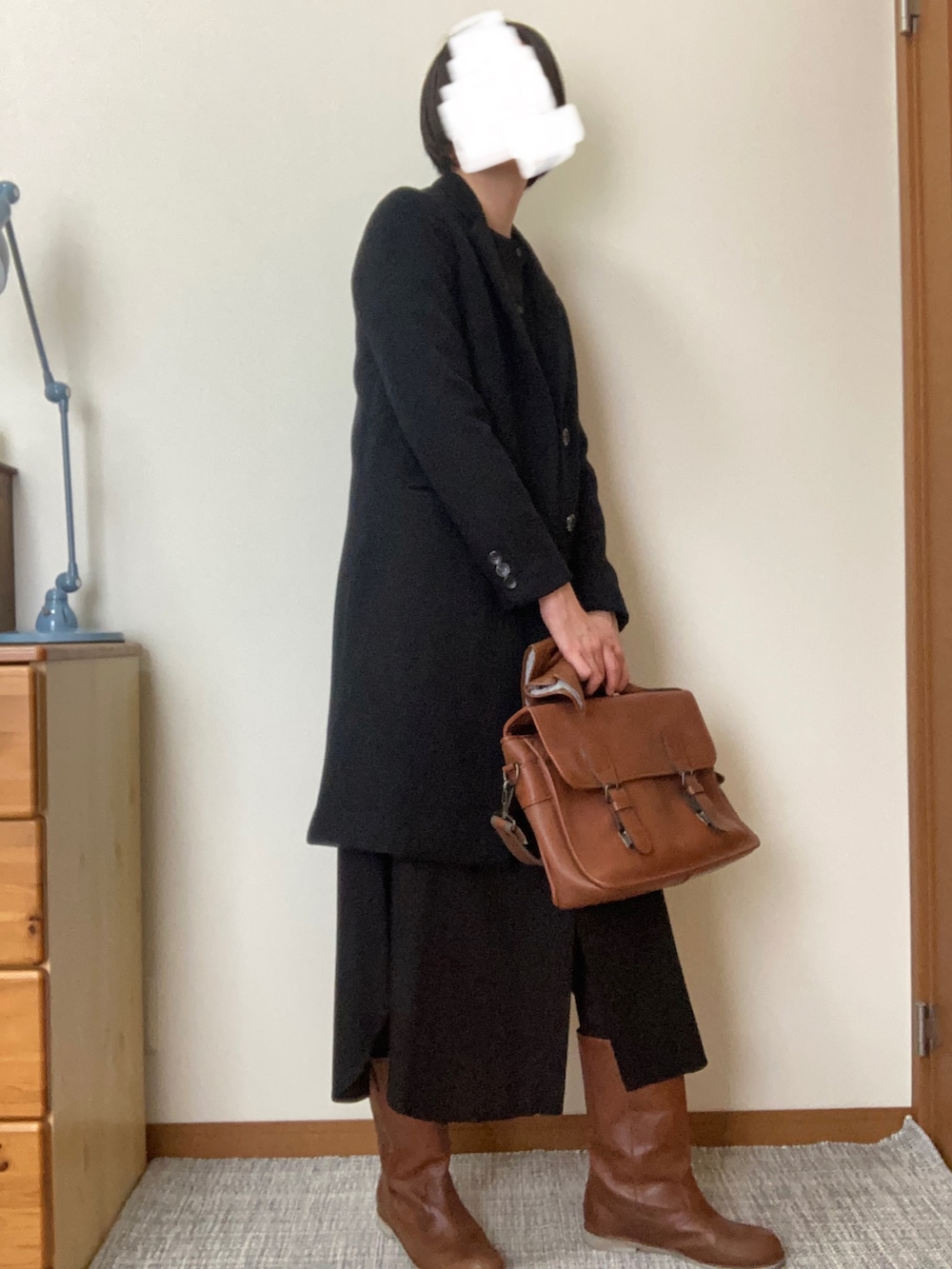 「ペコスブーツ、ワンピース」｜「STUDIOUSの【STUDIOUS】ヴィーナスツイル ロングシャツワンピース（シャツワンピース、ブラック系）」を使った、Ninaさん（レディース・167cm）の冬コーディネートの2枚目の写真