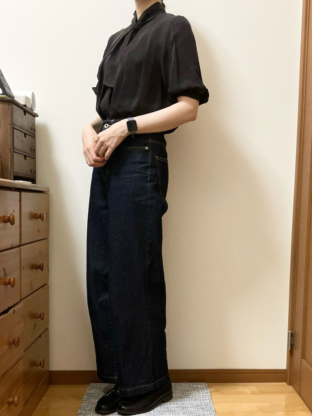 ブラウン系のシャツ/ブラウス、ブルー系のデニムパンツを着用したレディースの秋コーディネートの2枚目の写真