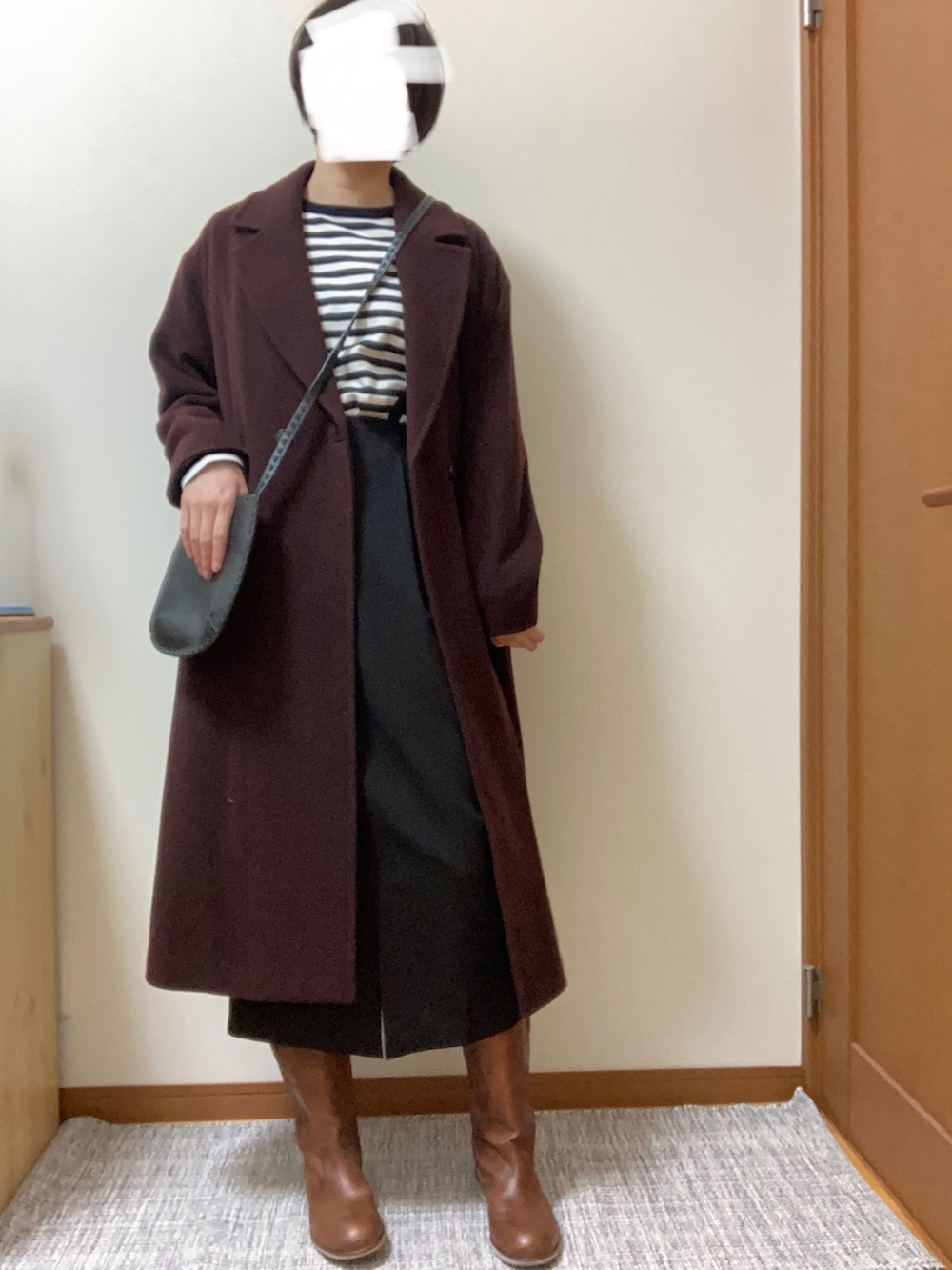 「ボーダー、タイトスカート、サスペンダースカート」｜「SHOE BAR Deesseのmio notis/090L ペコスブーツ（ブーツ、ブラウン系）」を使った、Ninaさん（レディース・167cm）の冬コーディネートの2枚目の写真