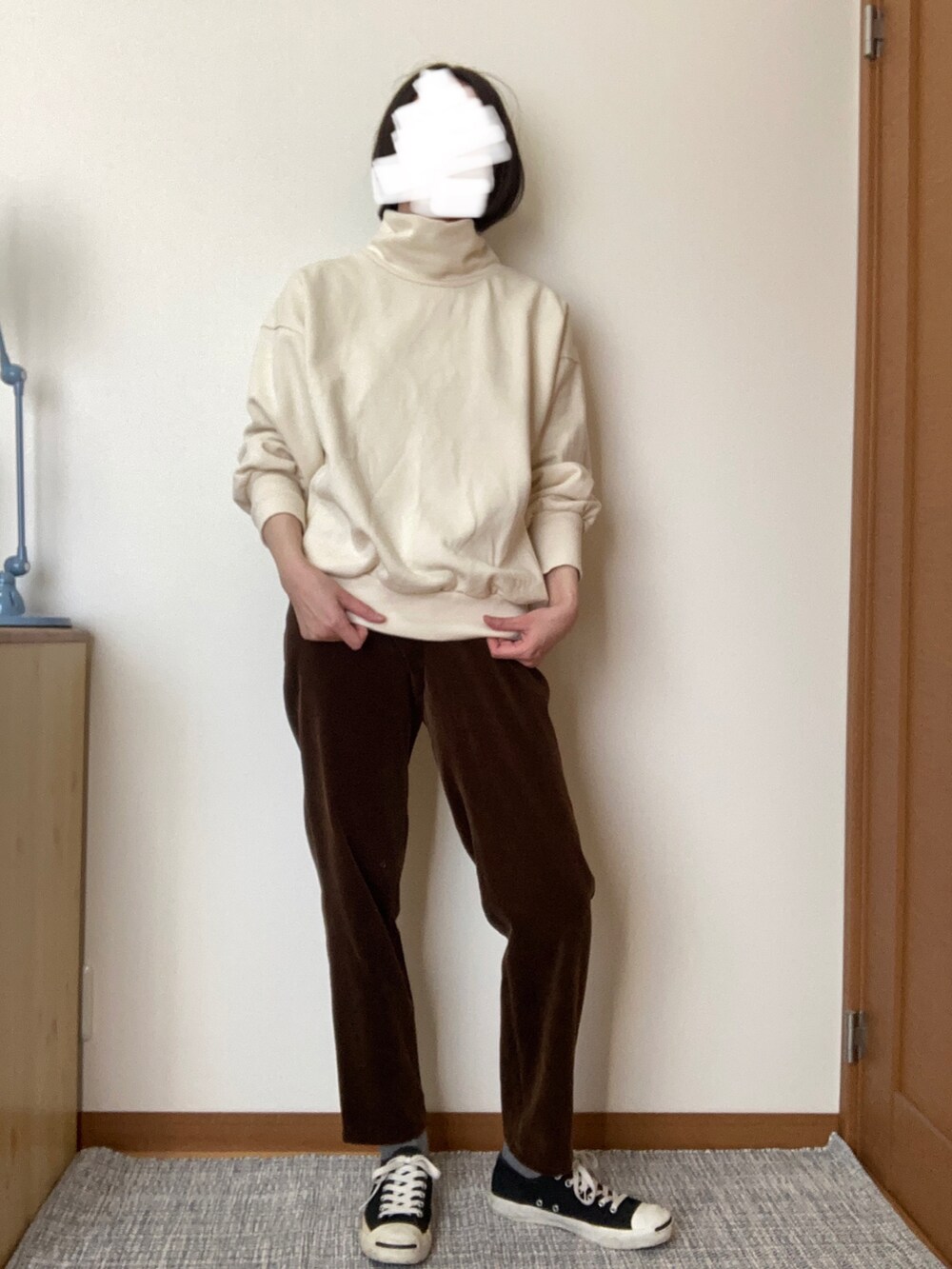 「コンバース、コーデュロイパンツ」｜「URBAN RESEARCHのコーデュロイストレートパンツ（その他パンツ、ブラウン系）」を使った、Ninaさん（レディース・167cm）の冬コーディネートの2枚目の写真