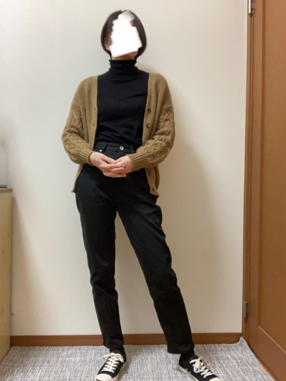 「タートルネック、ジャックパーセル」｜「green label relaxingの【WEB限定】［ TALL /H166㎝～］ボンディング パンツ（その他パンツ、ブラック系）」を使った、Ninaさん（レディース・167cm）の冬コーディネートの2枚目の写真