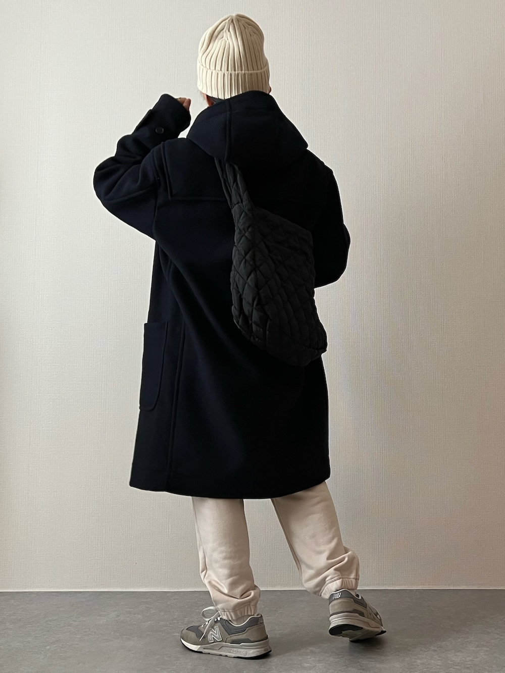 ブルー系のダッフルコート、ブルー系のニット/セーター、ホワイト系のスウェットパンツを着用したレディースの冬コーディネートの2枚目の写真