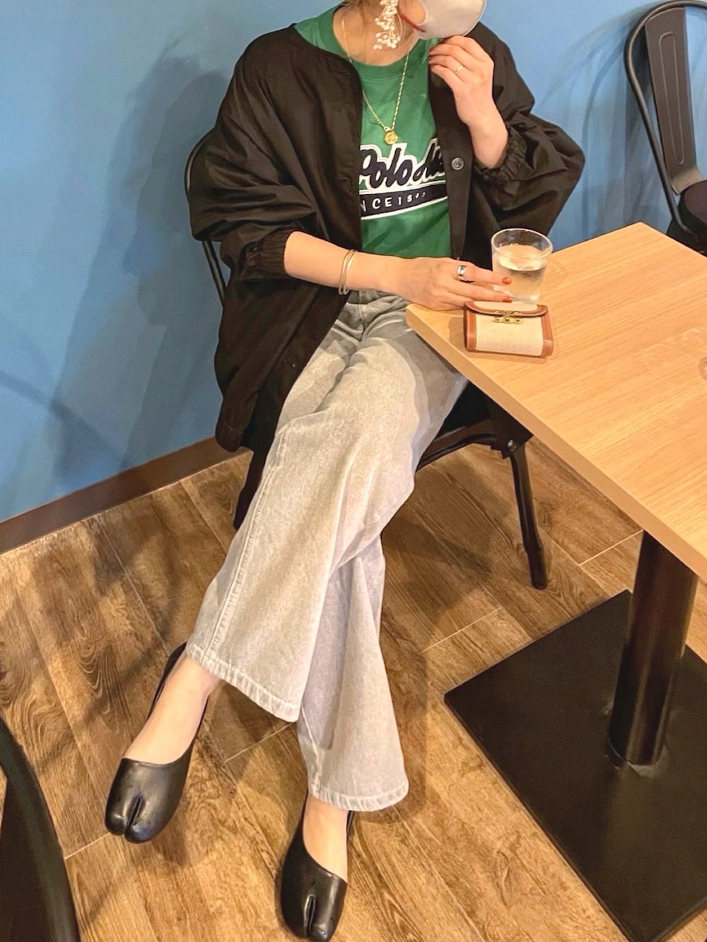 グリーン系のTシャツ/カットソー、ブラック系のノーカラージャケットを着用したレディースの春コーディネートの2枚目の写真