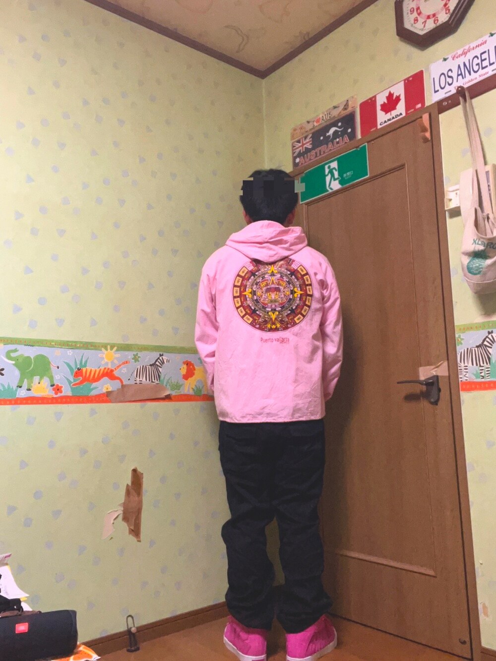 「秋服まるっと大公開、秋のコーデ、リラックススタイル、レイヤードスタイル、秋服、きれいめカジュアル、ストリート、モノトーンコーデ、初秋コーデ、休日スタイル、淡色コーデ、ブラック、カジュアル、相互フォロー、韓国ファッション」｜「no brandのアイテム（パーカー、ピンク系）」を使った、yusuke8517さん（メンズ・170cm）の秋コーディネートの2枚目の写真