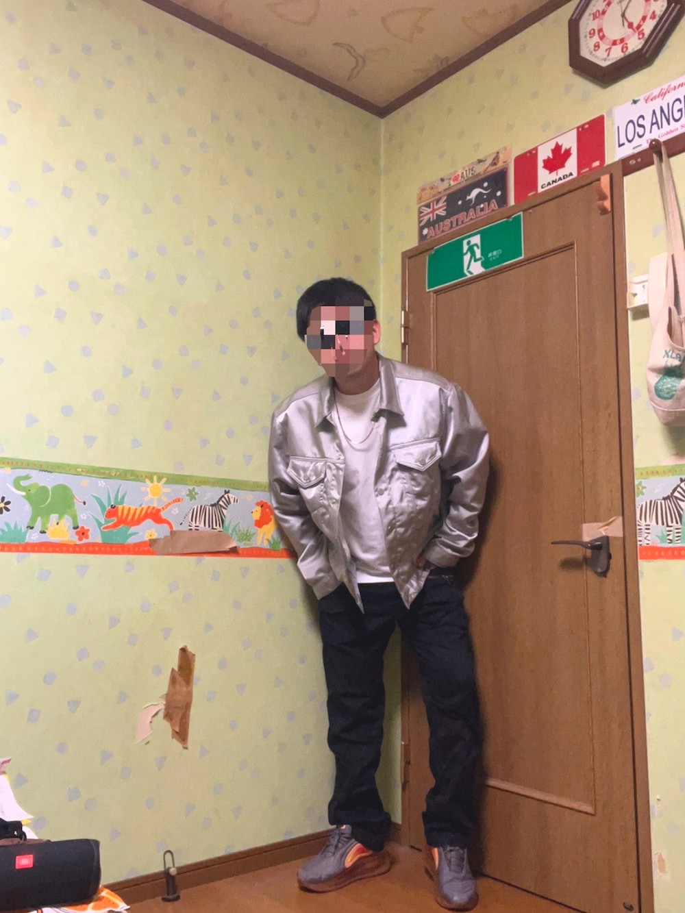 「秋服まるっと大公開、シンプルスタイル、オーバーサイズ、ブラック、秋、カーゴパンツ、大人カジュアル、今日のコーデ、低身長、ootd、ブラックコーデ、ローファー、ボーダー、秋冬コーデ、ゆるコーデ」｜「mnmlのアイテム（ダウンジャケット/コート、シルバー系）」を使った、yusuke8517さん（メンズ・170cm）の秋コーディネートの2枚目の写真