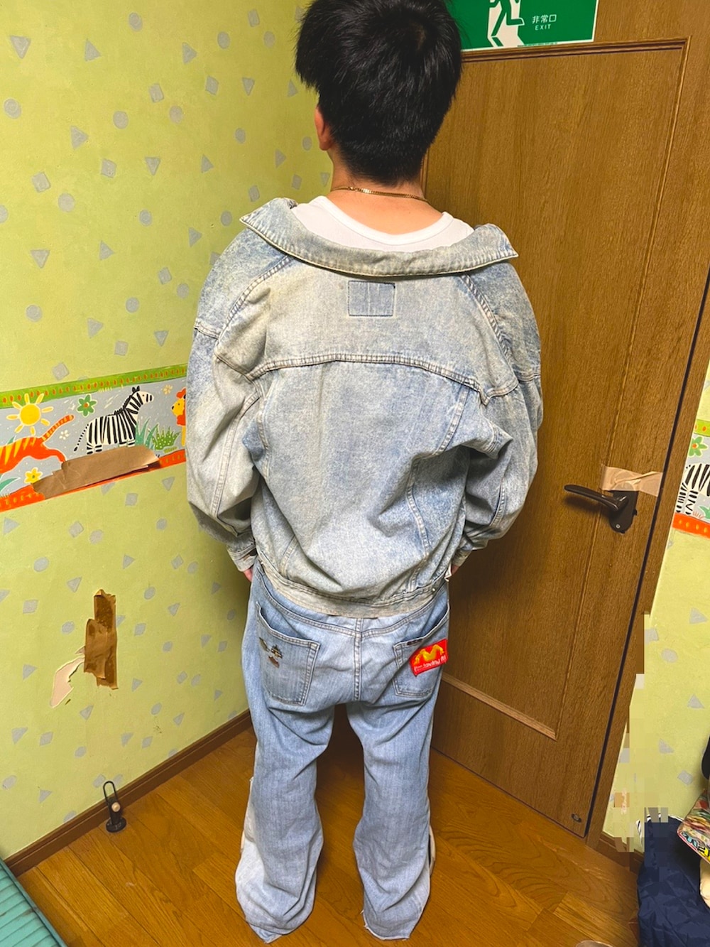 「今日のコーデ、大人カジュアル、ワイドパンツ、夏コーデ、ブラック、ストリートコーデ、おしゃれさんと繋がりたい、秋服、モノトーン、キャップ、ラフ、アメカジ、ビジネススタイル、サングラス、ワントーンコーデ」｜「no brandのアイテム（デニムジャケット、ブルー系）」を使った、yusuke8517さん（メンズ・170cm）の夏コーディネートの2枚目の写真