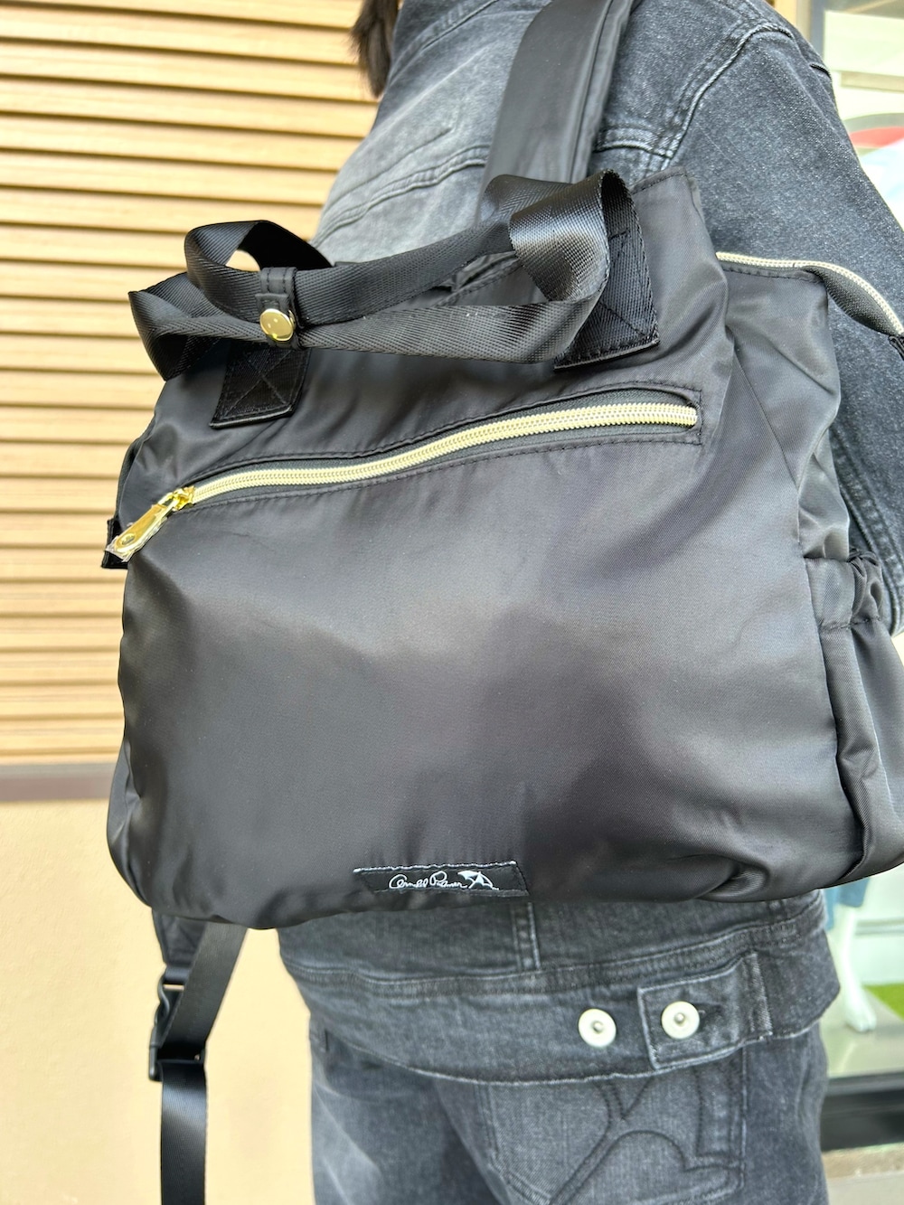 ブラック系のデニムパンツ、ブラック系のデニムジャケット、ブラック系のバックパック/リュックを着用したレディースの冬コーディネートの5枚目の写真