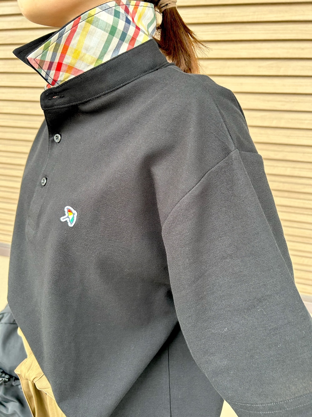 グレー系のスニーカー、ブラック系のバックパック/リュック、ブルー系のデニムジャケットを着用したレディースの春コーディネートの5枚目の写真