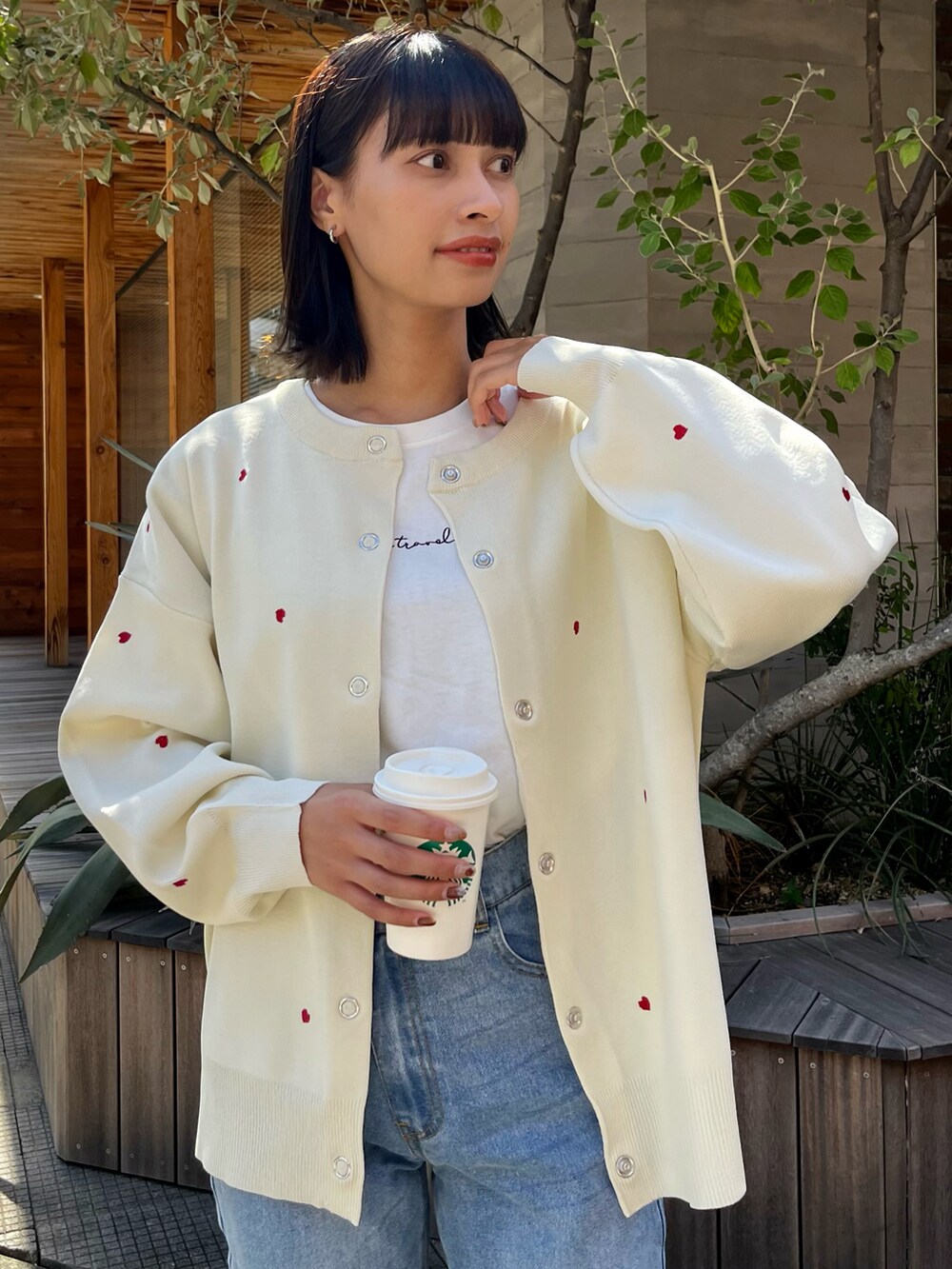 ホワイト系のカーディガン/ボレロ、ブルー系のデニムパンツ、ホワイト系のTシャツ/カットソーを着用したレディースの秋コーディネートの5枚目の写真