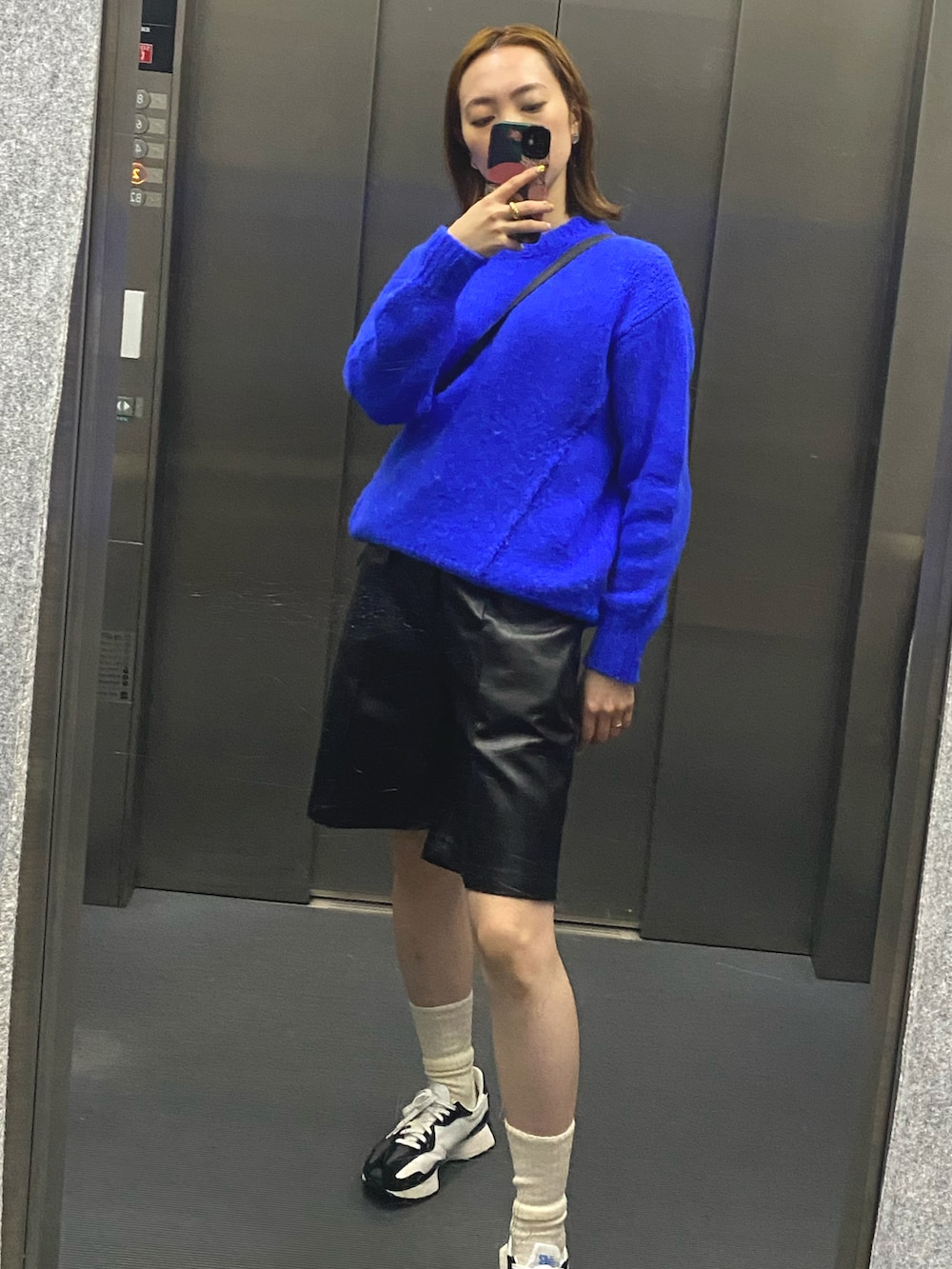 ブルー系のニット/セーター、ブラック系のその他パンツ、ブラック系のスニーカーを着用したレディースの秋コーディネートの2枚目の写真