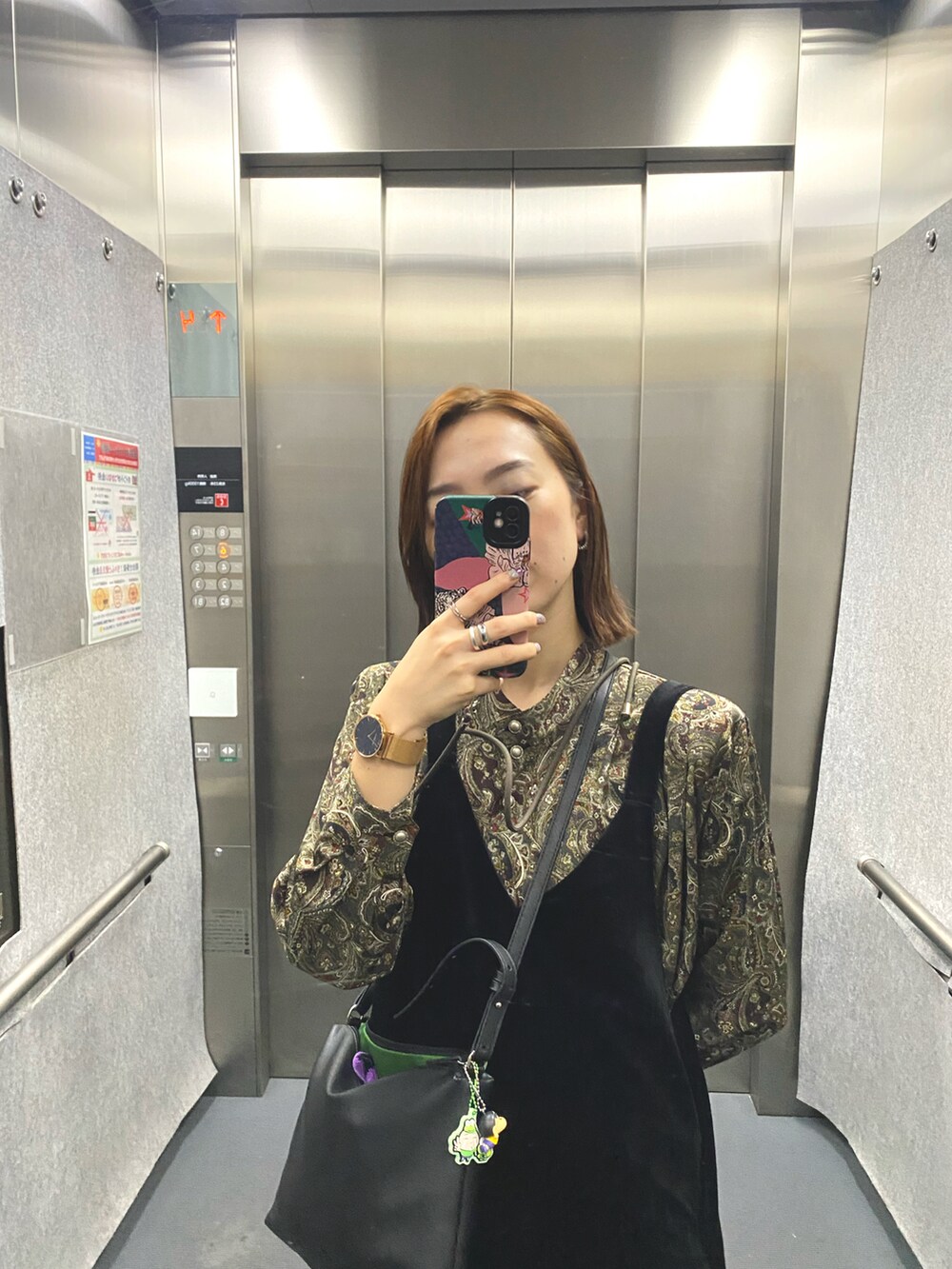 ブラック系のサロペット/オーバーオール、ベージュ系のスニーカー、ゴールド系のアナログ腕時計を着用したレディースの秋コーディネートの3枚目の写真