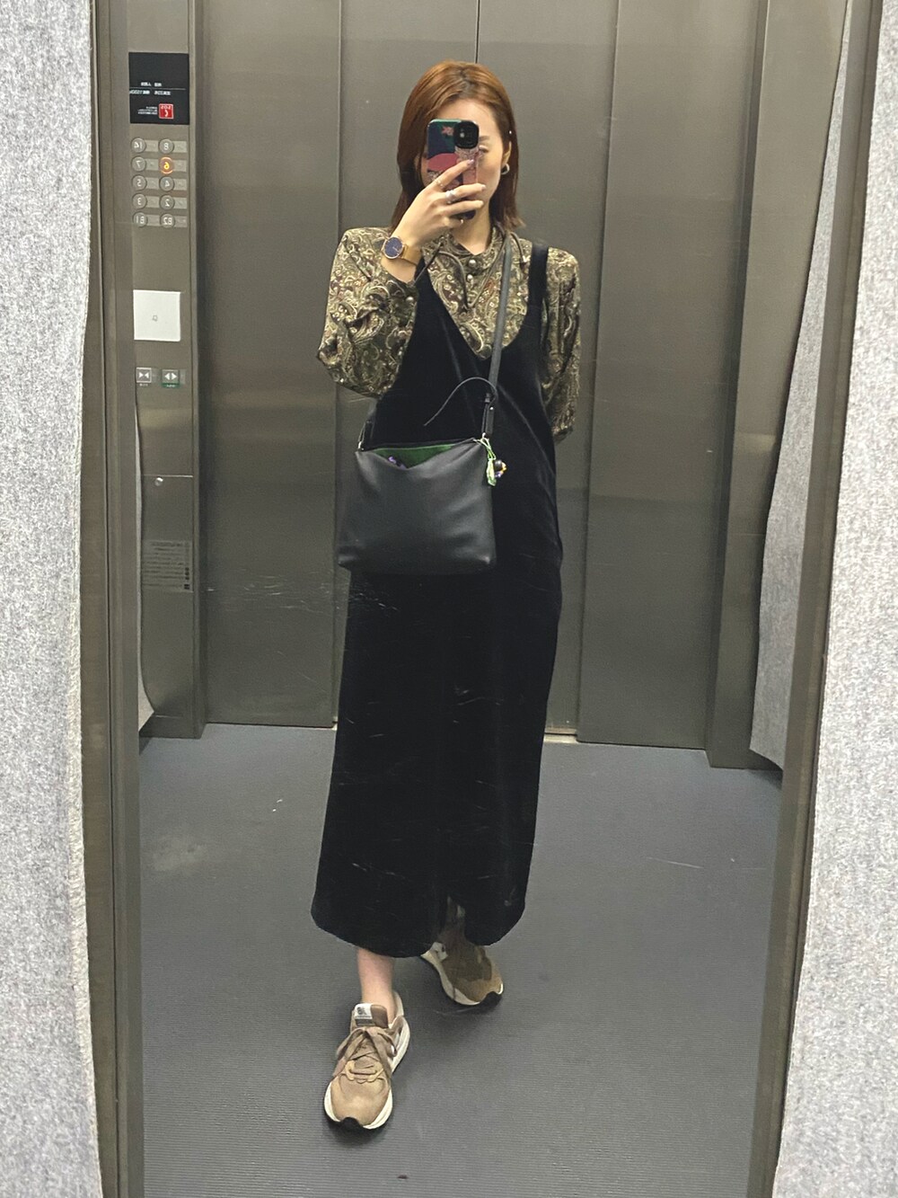 ブラック系のサロペット/オーバーオール、ベージュ系のスニーカー、ゴールド系のアナログ腕時計を着用したレディースの秋コーディネートの2枚目の写真