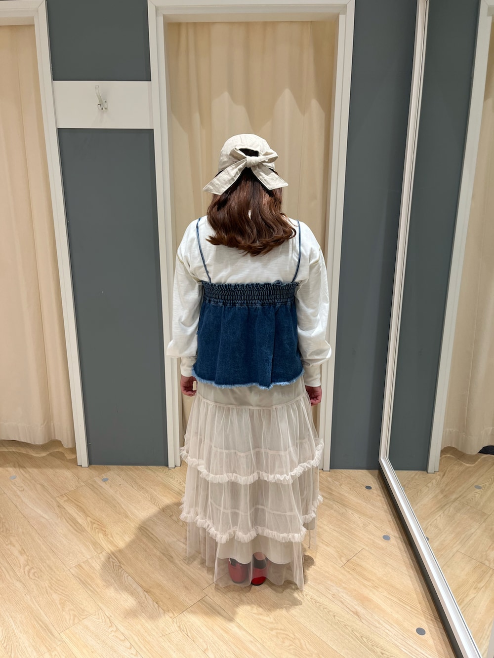 ブラック系のスカート、ブルー系のその他パンツ、レッド系のドレスシューズを着用したレディースの冬コーディネートの2枚目の写真