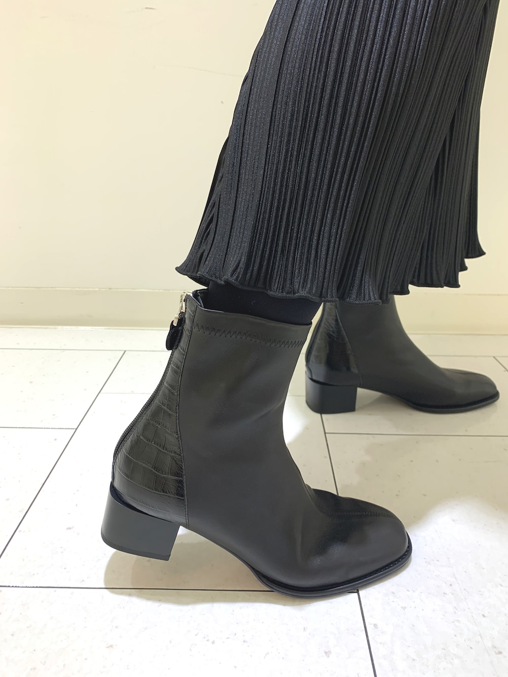 ブラック系のブーツを着用したレディースの秋コーディネートの2枚目の写真