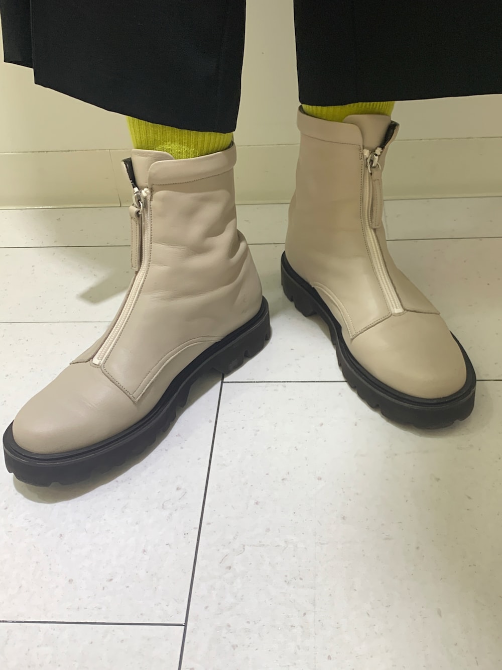 ホワイト系のブーツを着用したレディースの冬コーディネートの2枚目の写真