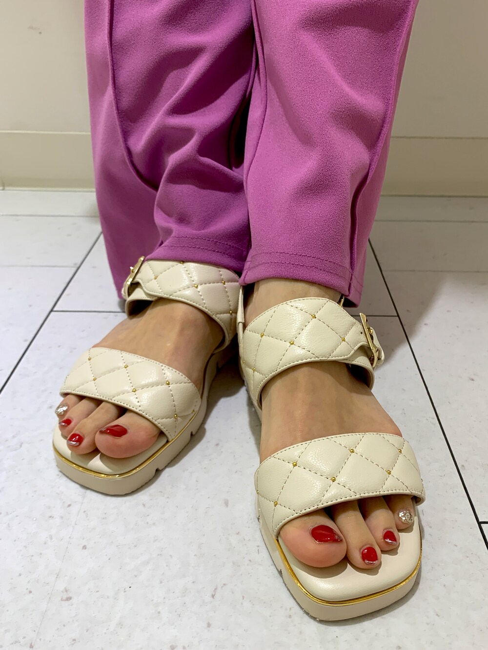 ホワイト系のサンダルを着用したレディースの夏コーディネートの2枚目の写真