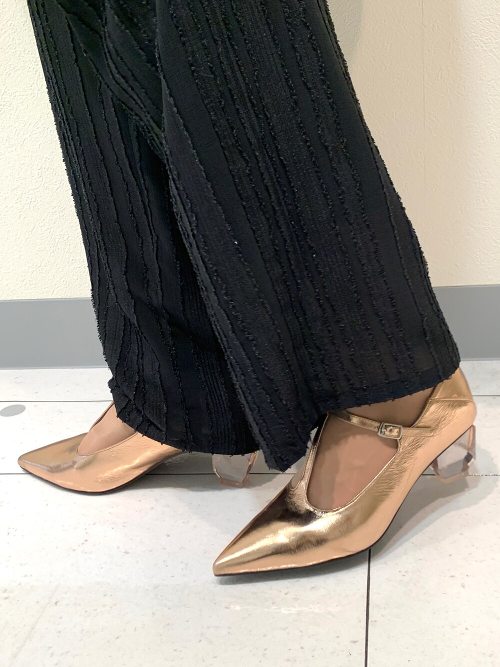 ホワイト系のシャツ/ブラウス、ブラック系のその他パンツ、ピンク系のパンプスを着用したレディースの春コーディネートの3枚目の写真