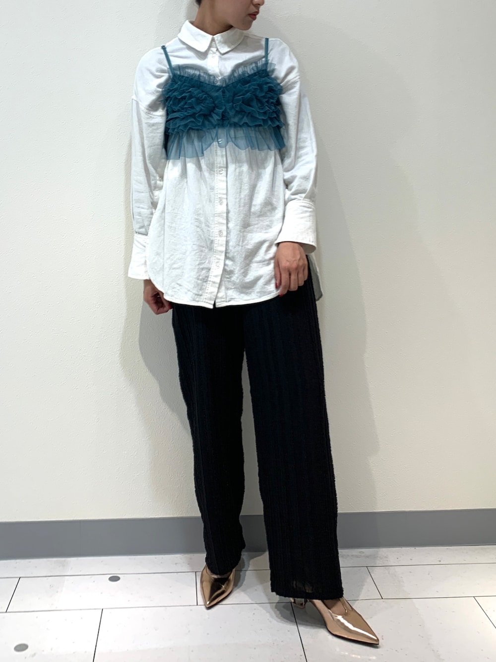 ホワイト系のシャツ/ブラウス、ブラック系のその他パンツ、ピンク系のパンプスを着用したレディースの春コーディネートの2枚目の写真