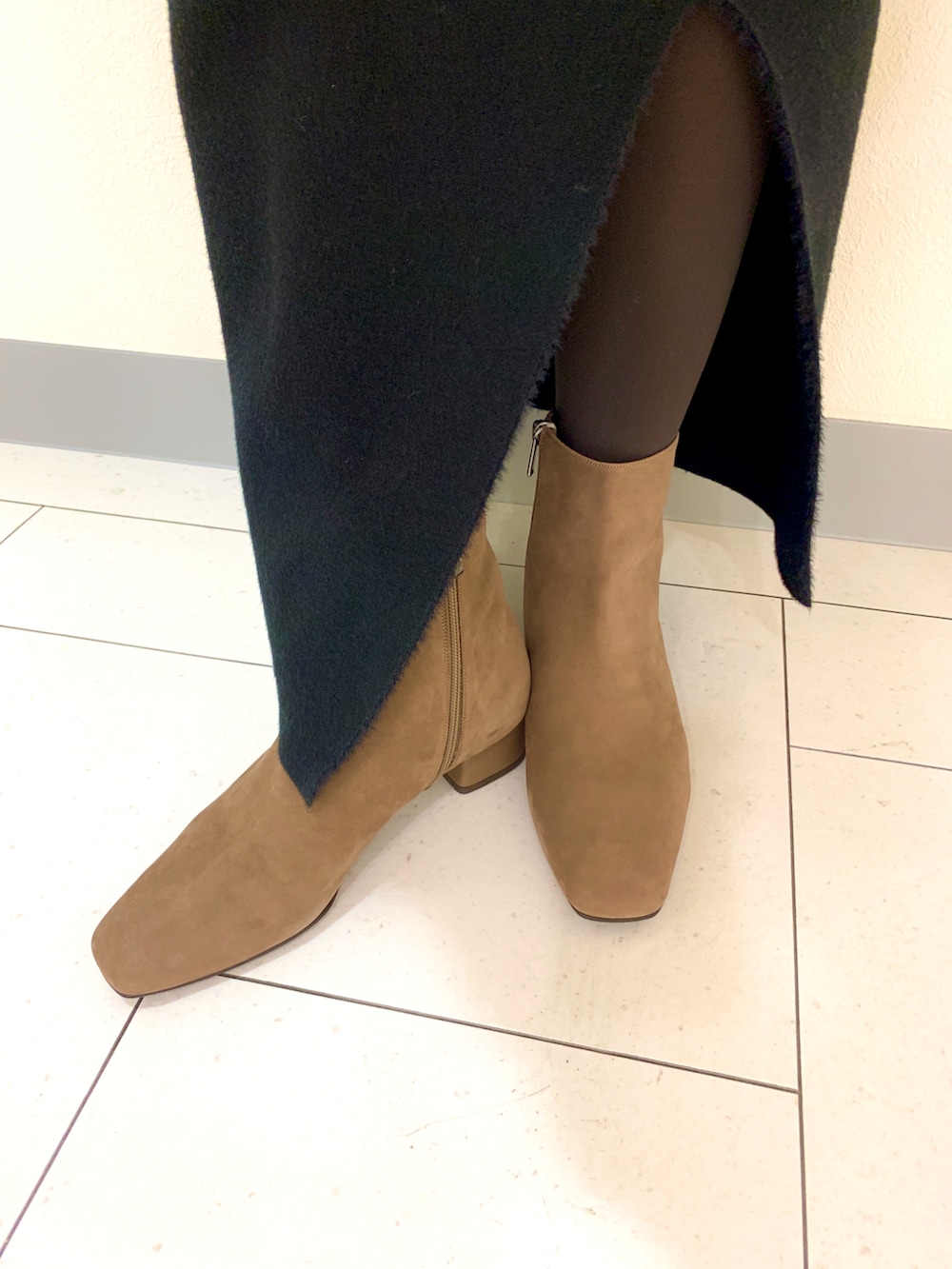 ベージュ系のブーツを着用したレディースの冬コーディネートの2枚目の写真