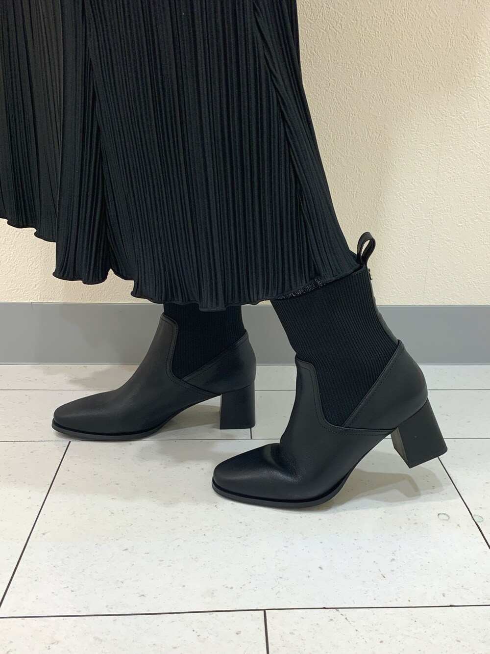 ブラック系のブーツを着用したレディースの秋コーディネートの2枚目の写真