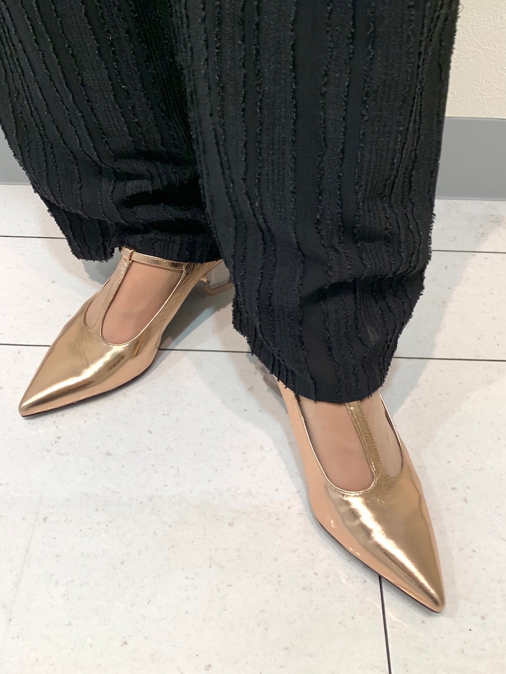 ホワイト系のシャツ/ブラウス、ブラック系のその他パンツ、ピンク系のパンプスを着用したレディースの春コーディネートの4枚目の写真