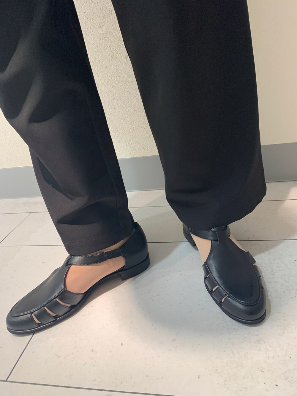 ブラック系のスラックス、ブルー系のシャツ/ブラウス、グレー系のTシャツ/カットソーを着用したレディースの春コーディネートの4枚目の写真