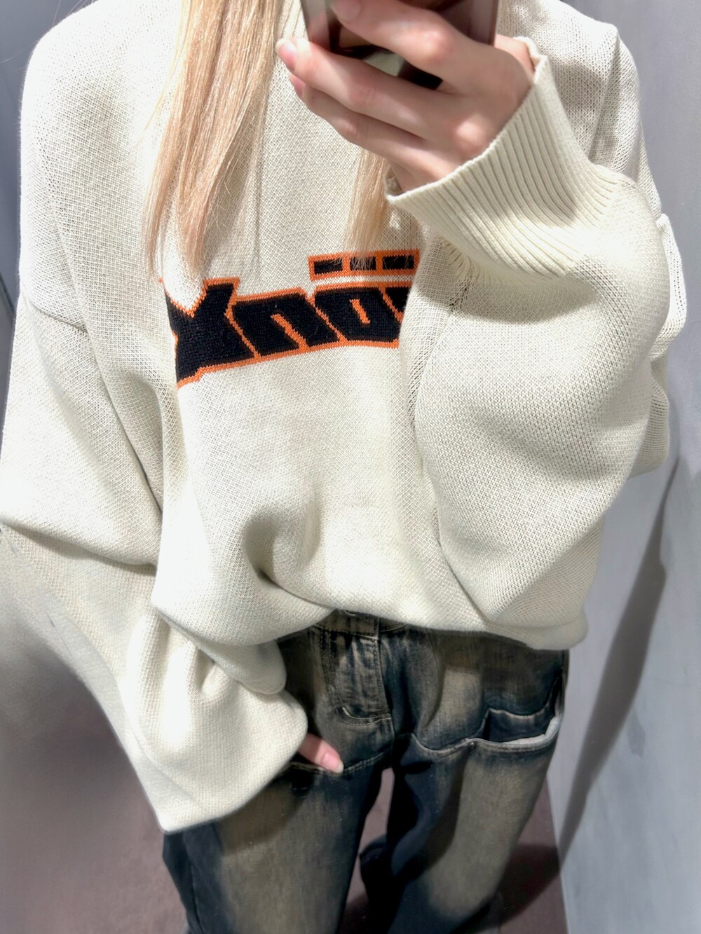 ホワイト系のニット/セーター、ブルー系のデニムパンツを着用したレディースの夏コーディネートの2枚目の写真