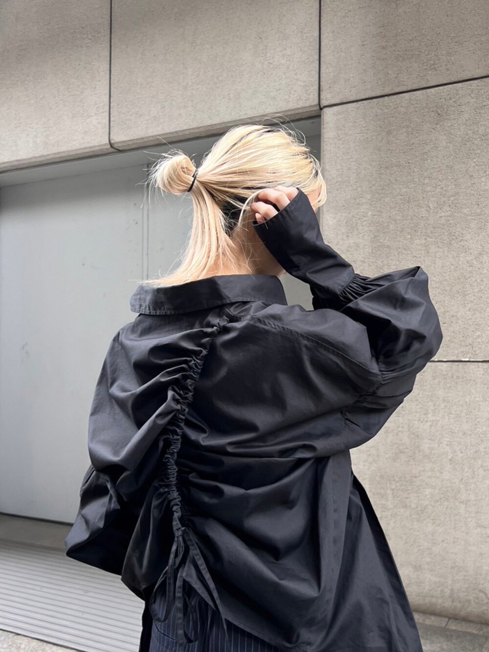 ブルー系のスラックス、ブルー系のトップスを着用したレディースの秋コーディネートの2枚目の写真