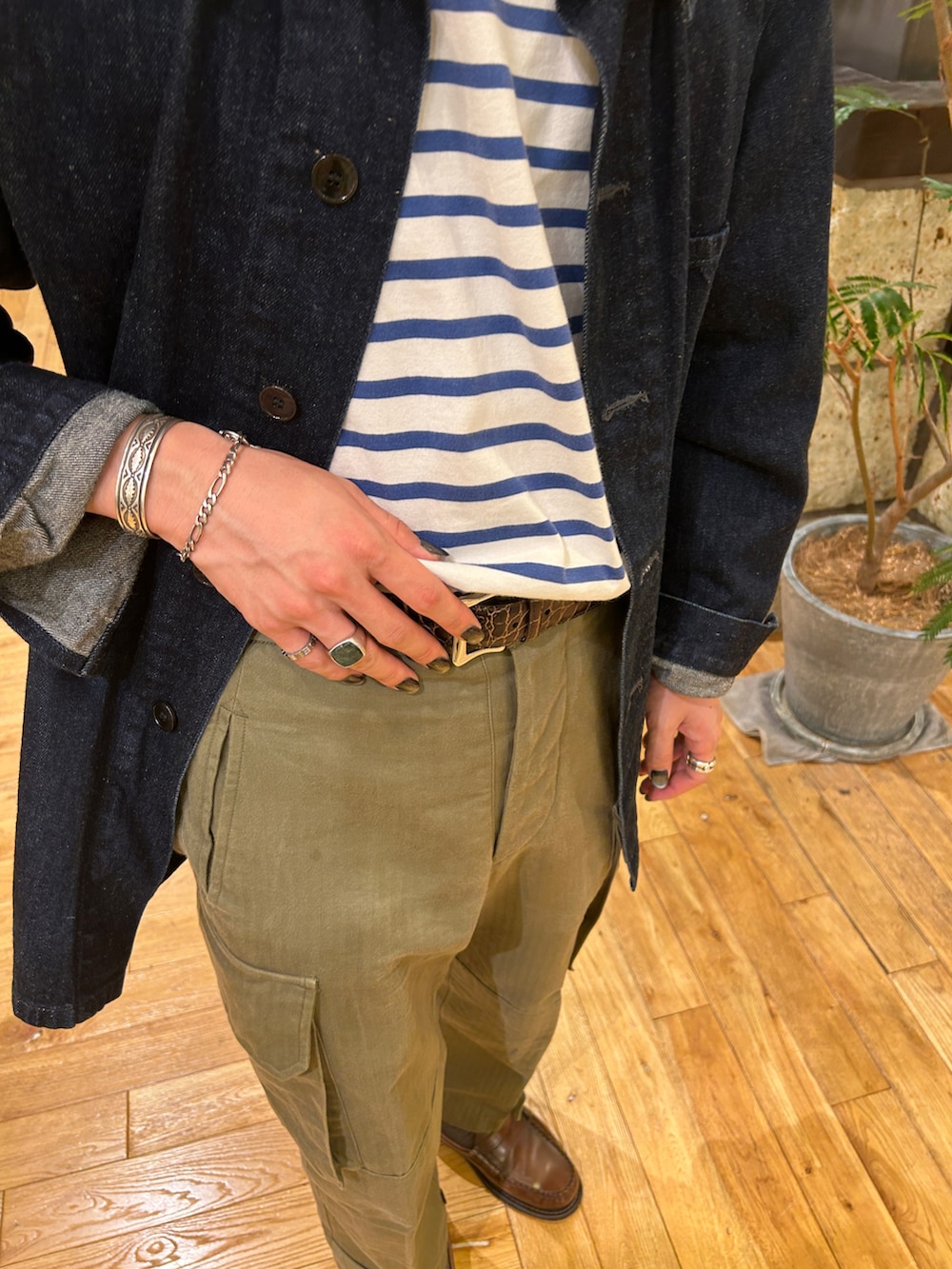 ブルー系のTシャツ/カットソー、ブルー系のジャケット/アウター、グリーン系のカーゴパンツを着用したメンズの夏コーディネートの2枚目の写真