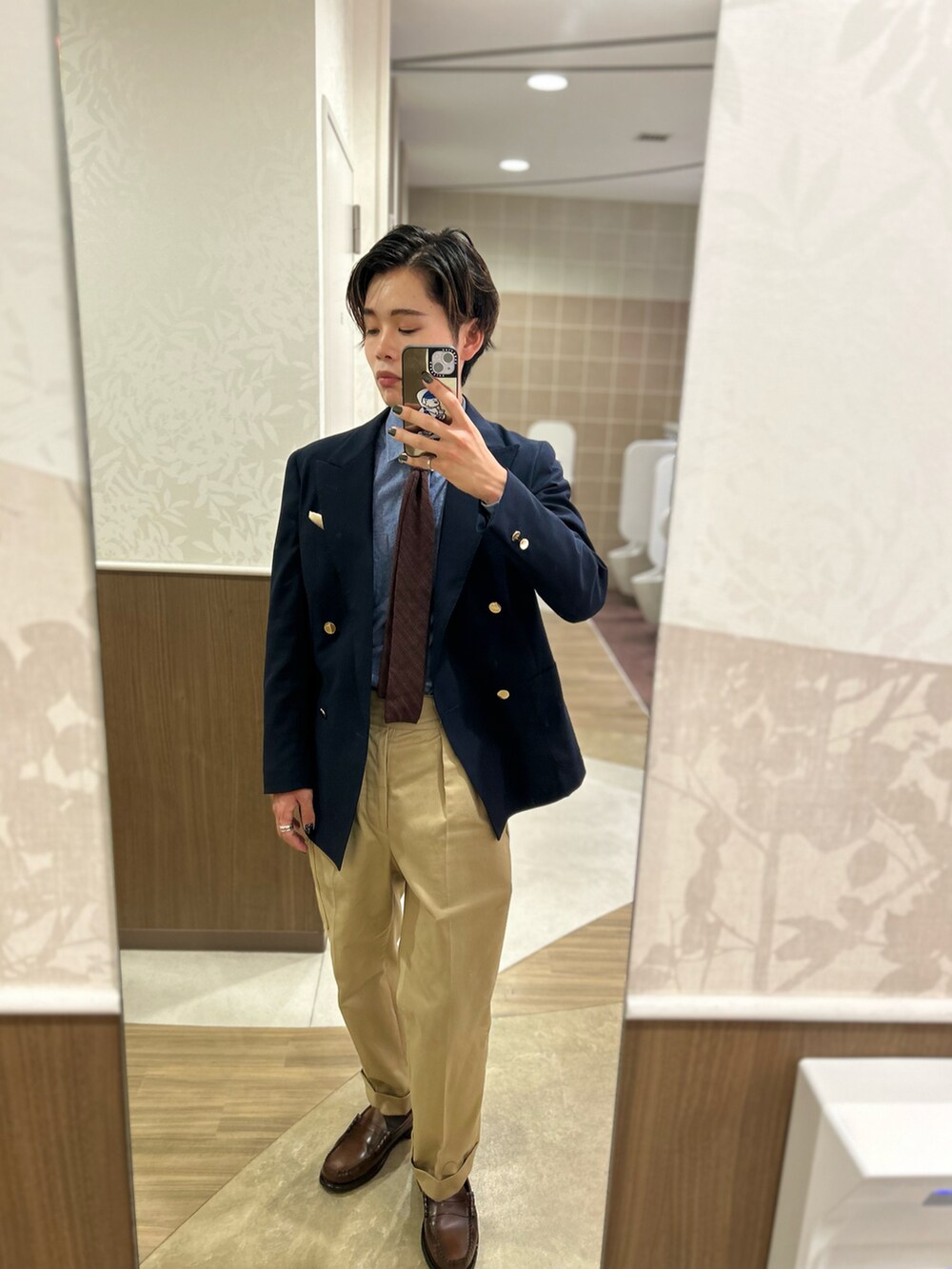 ベージュ系のチノパンツ、ブラウン系のローファー、ブルー系のテーラードジャケットを着用したメンズの夏コーディネートの2枚目の写真