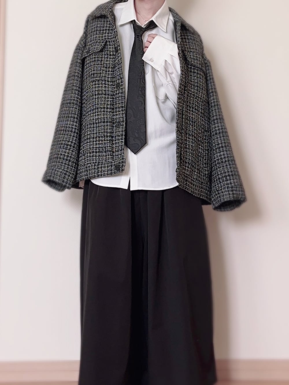 ホワイト系のシャツ/ブラウス、ブラック系のブルゾン、ブラック系のスラックスを着用したメンズの冬コーディネートの2枚目の写真